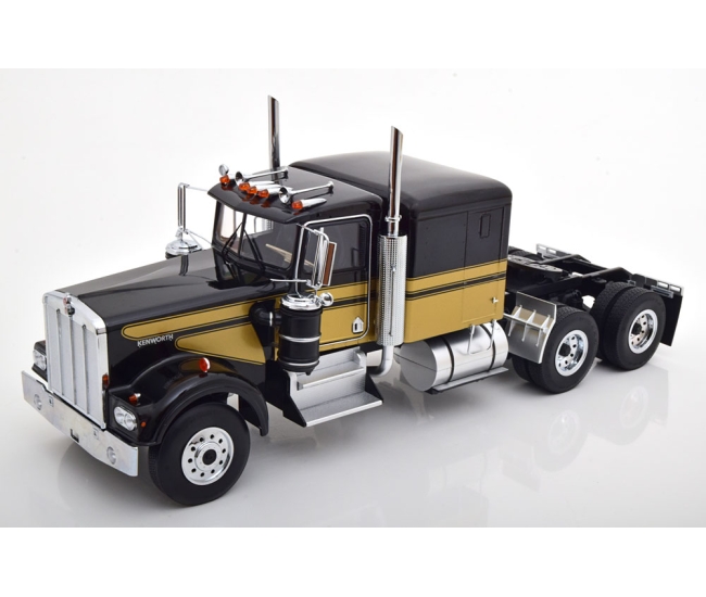 1:18 Kenworth W900 (1970)